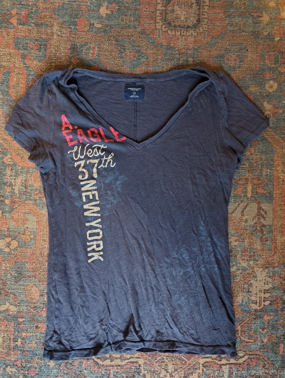 Y2K American Eagle Outfitters Navy V-Neck Graphic Tee